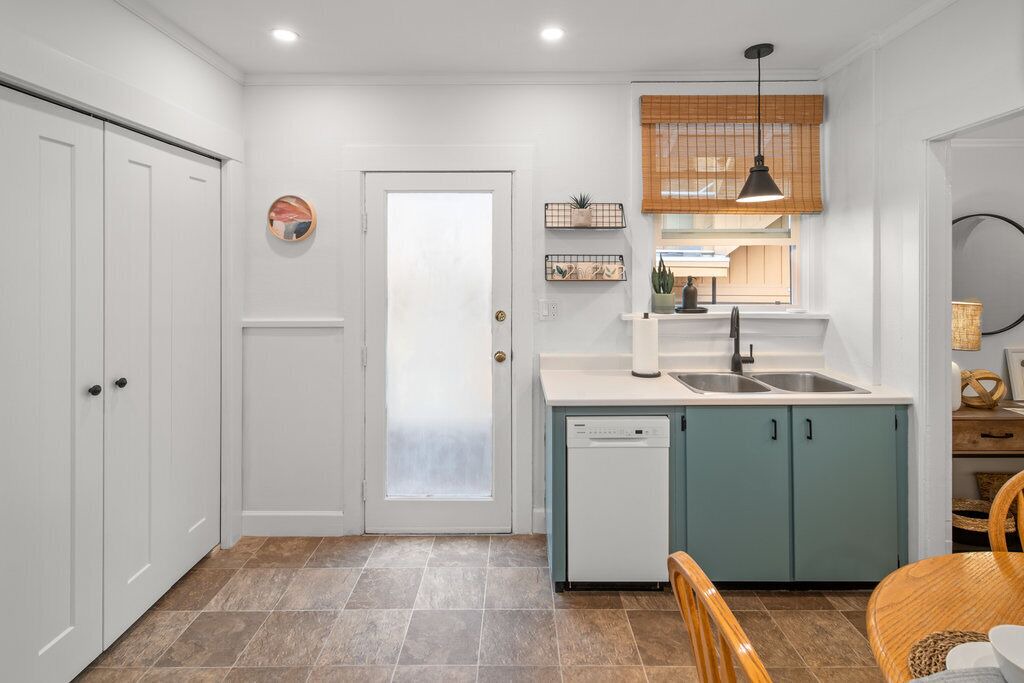 Photo of Kitchen in James Bay