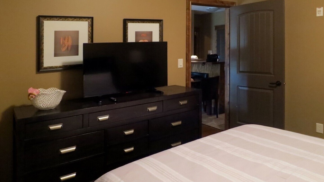 Photo of Bedroom in Radium Hot Springs