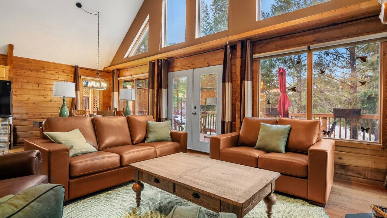 Photo of Livingroom in East Kootenay