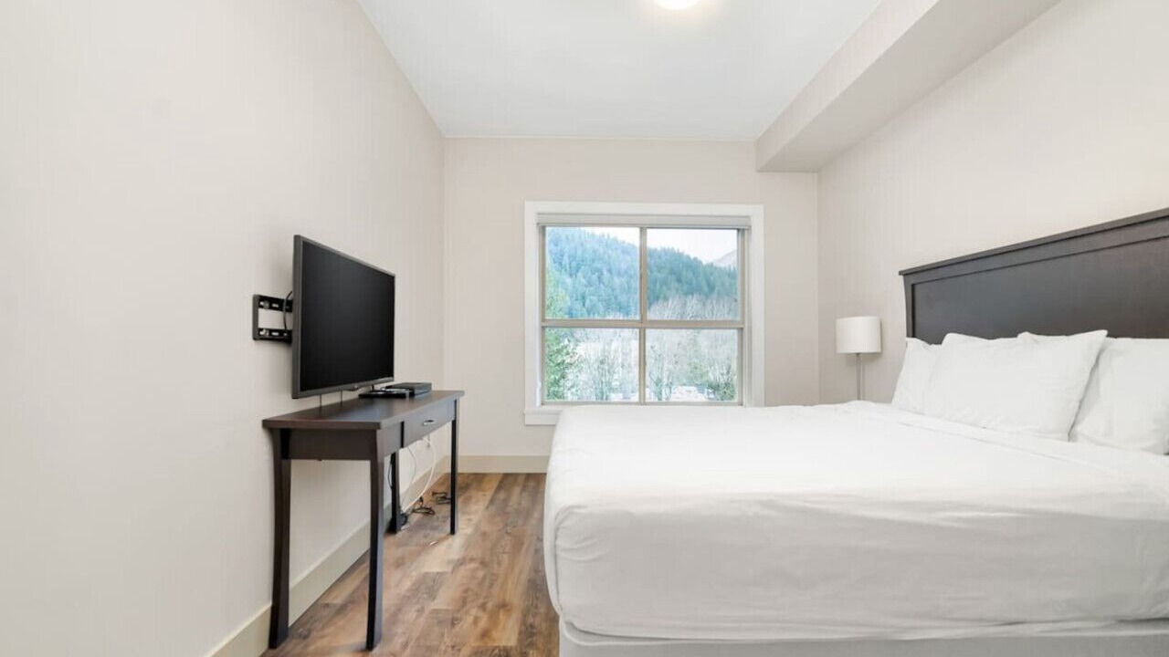 Photo of Bedroom in Harrison Hot Springs