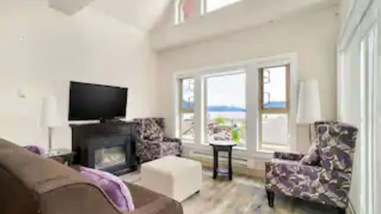 Photo of Livingroom in Harrison Hot Springs