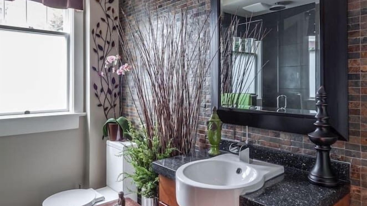 Photo of Bathroom in Central Lonsdale