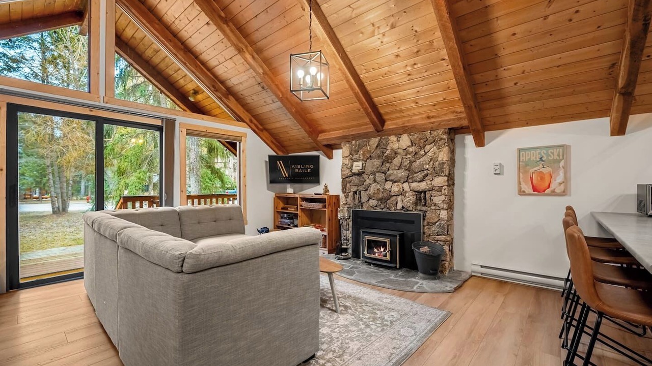 Photo of Livingroom in East Kootenay