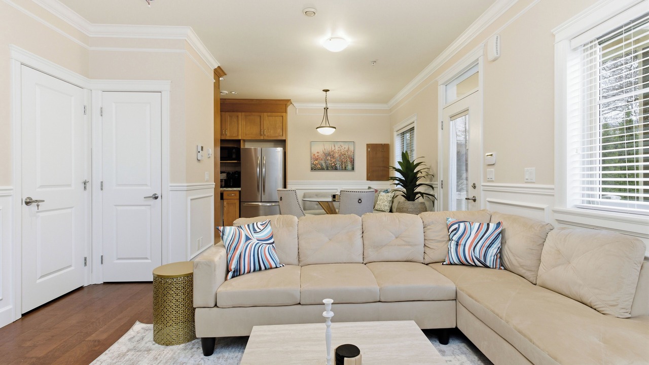 Photo of Livingroom in Renfrew-Collingwood