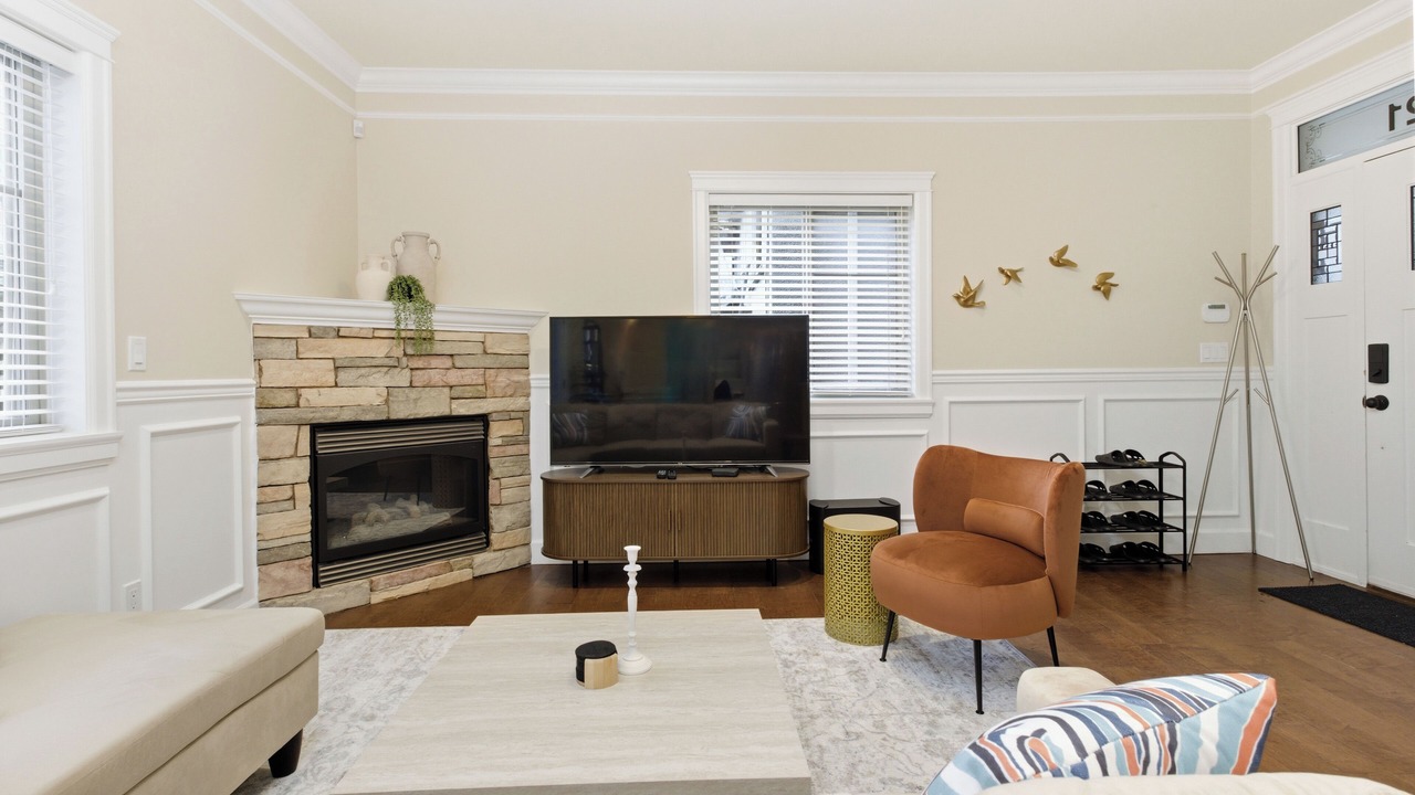 Photo of Livingroom in Renfrew-Collingwood