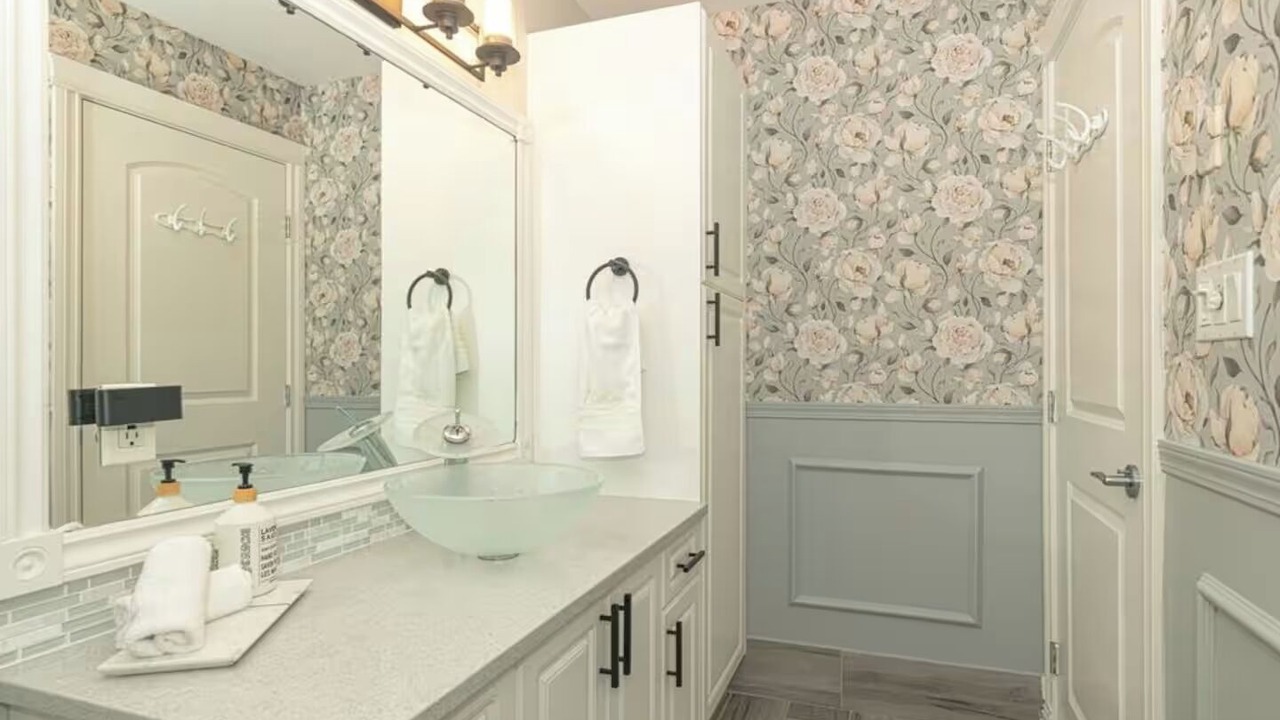 Photo of Bathroom in Booktown