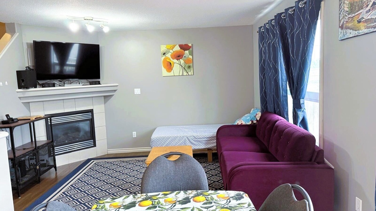 Photo of Livingroom in Southeast Edmonton