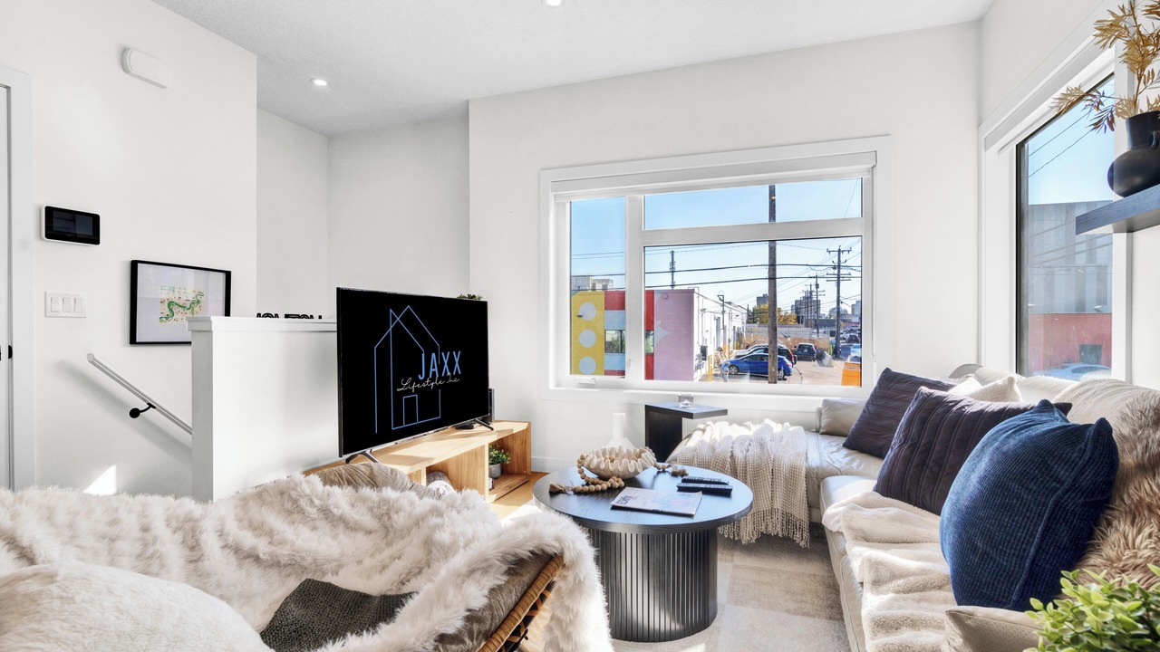 Photo of Livingroom in North Central Edmonton