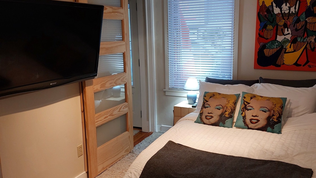 Photo of Bedroom in James Bay