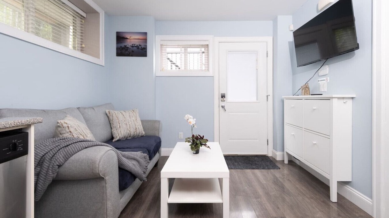 Photo of Livingroom in Renfrew-Collingwood