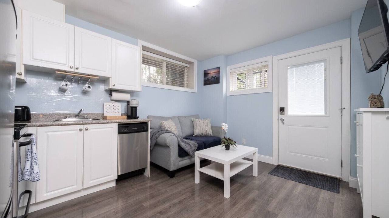 Photo of Livingroom in Renfrew-Collingwood