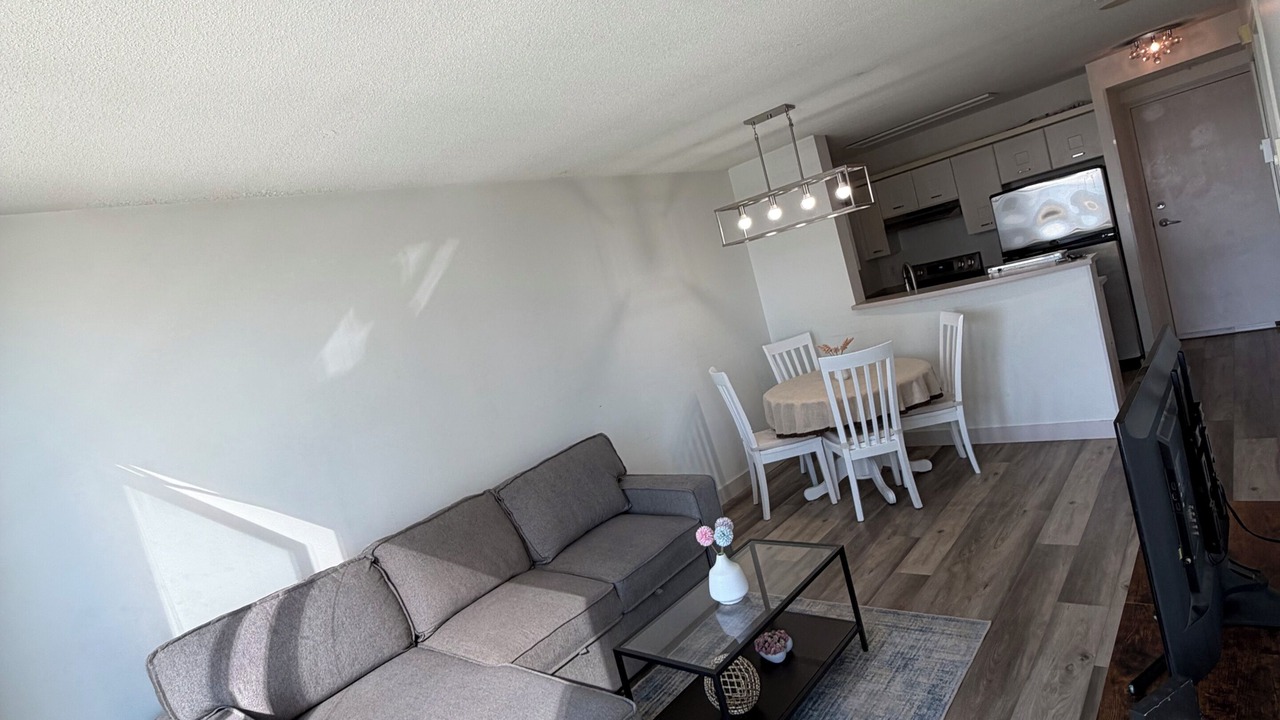 Photo of Livingroom in Renfrew-Collingwood
