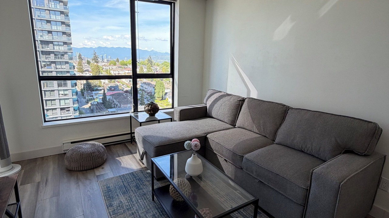 Photo of Livingroom in Renfrew-Collingwood