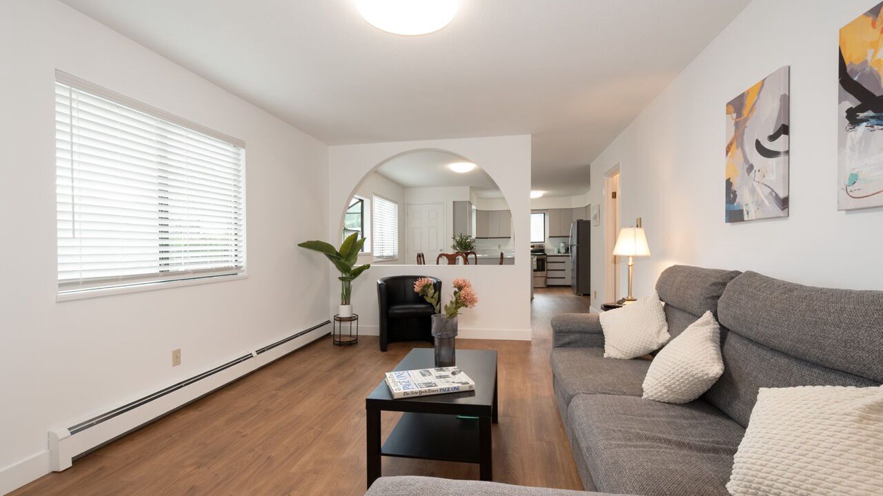 Photo of Livingroom in Renfrew-Collingwood