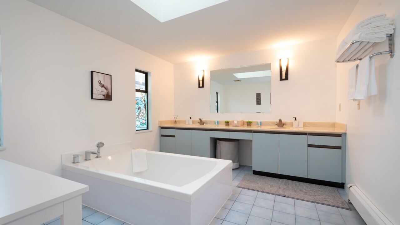Photo of Bathroom in Renfrew-Collingwood