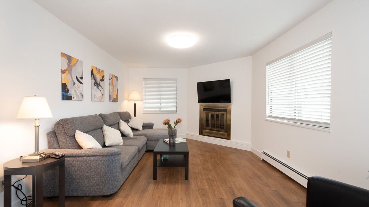 Photo of Livingroom in Renfrew-Collingwood