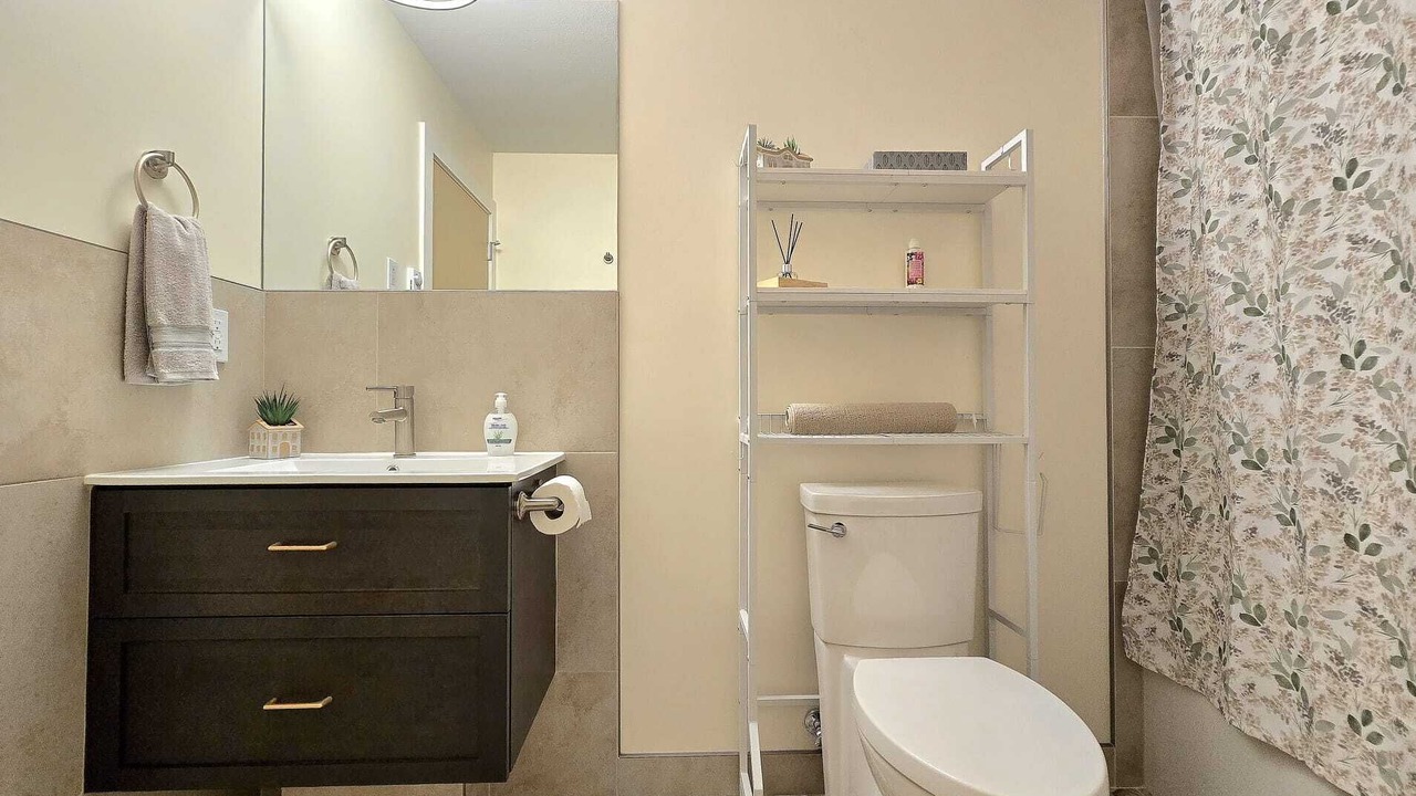 Photo of Bathroom in Radium Hot Springs