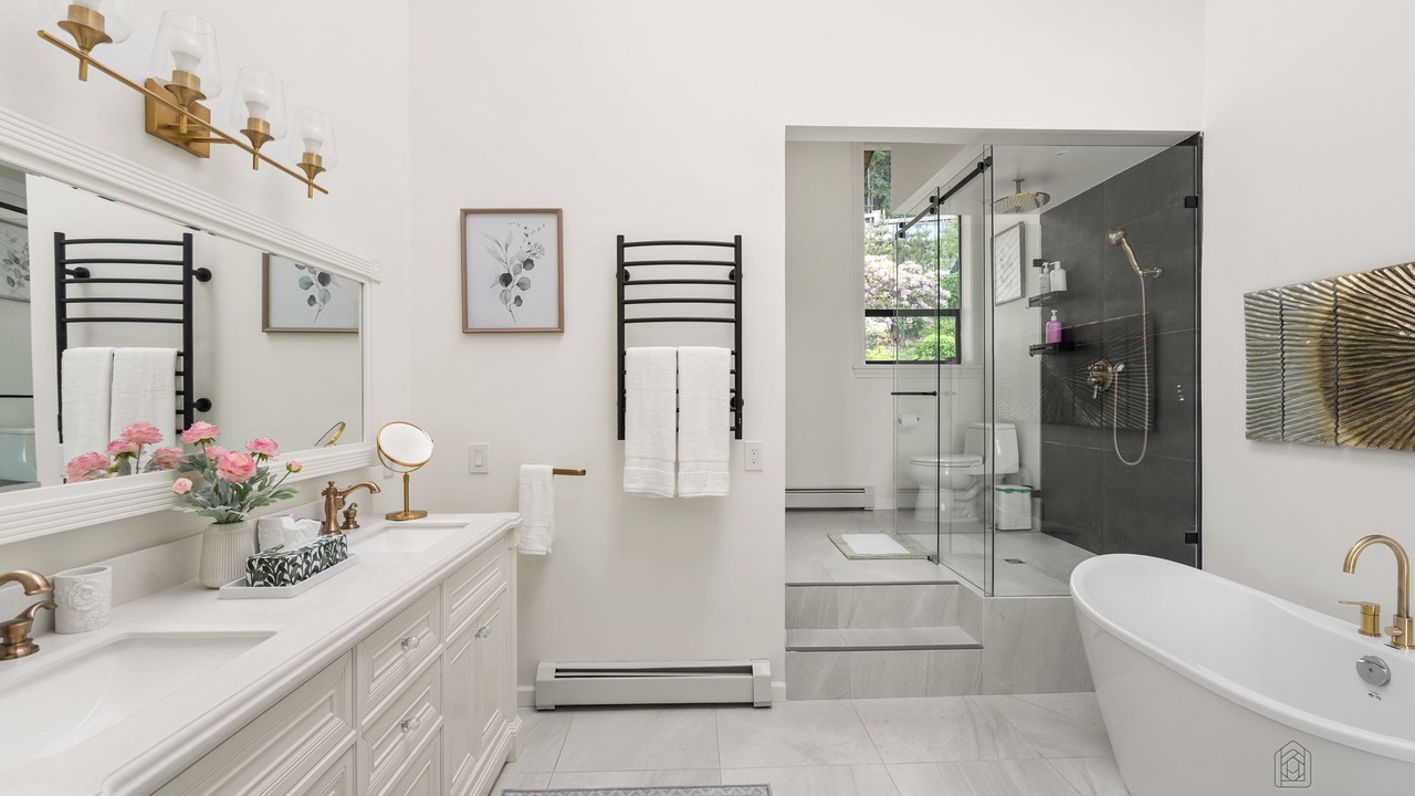 Photo of Bathroom in West Vancouver