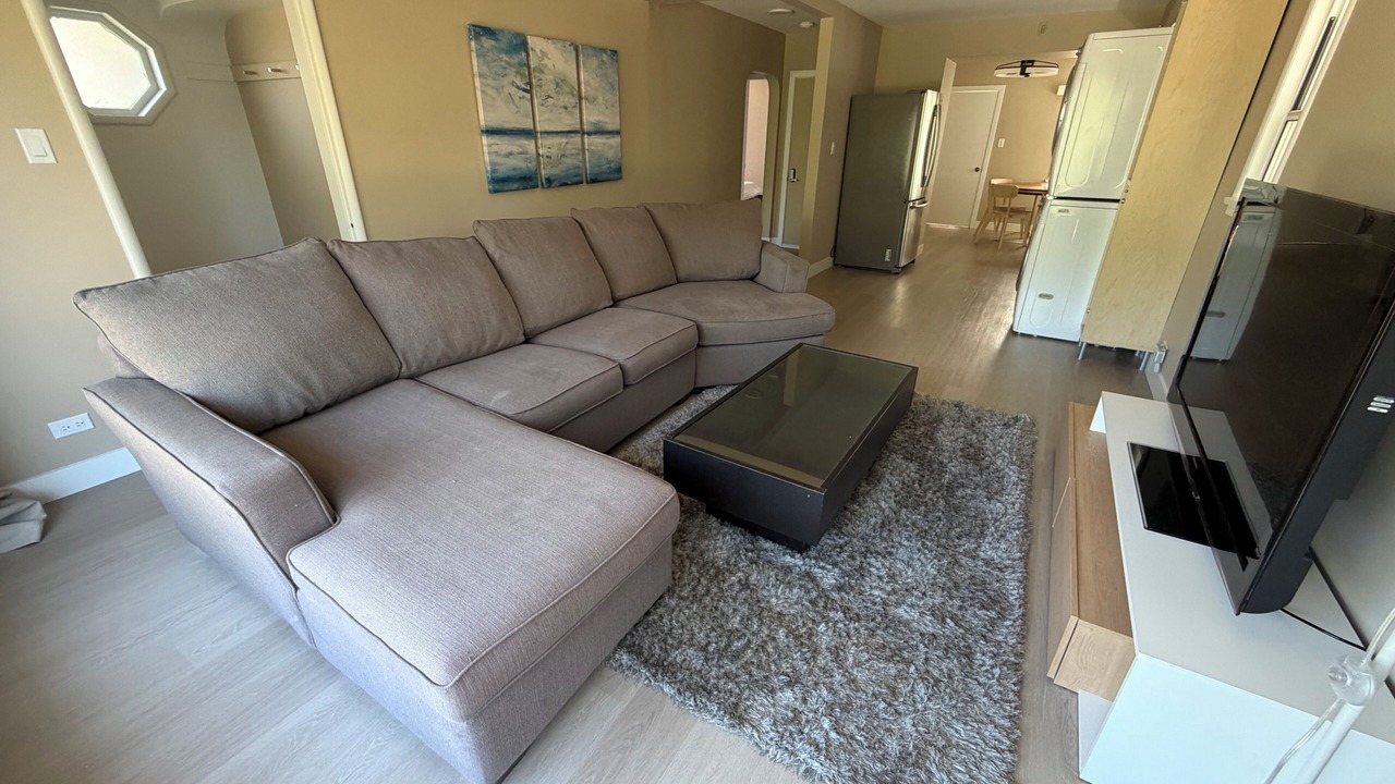 Photo of Livingroom in Renfrew-Collingwood