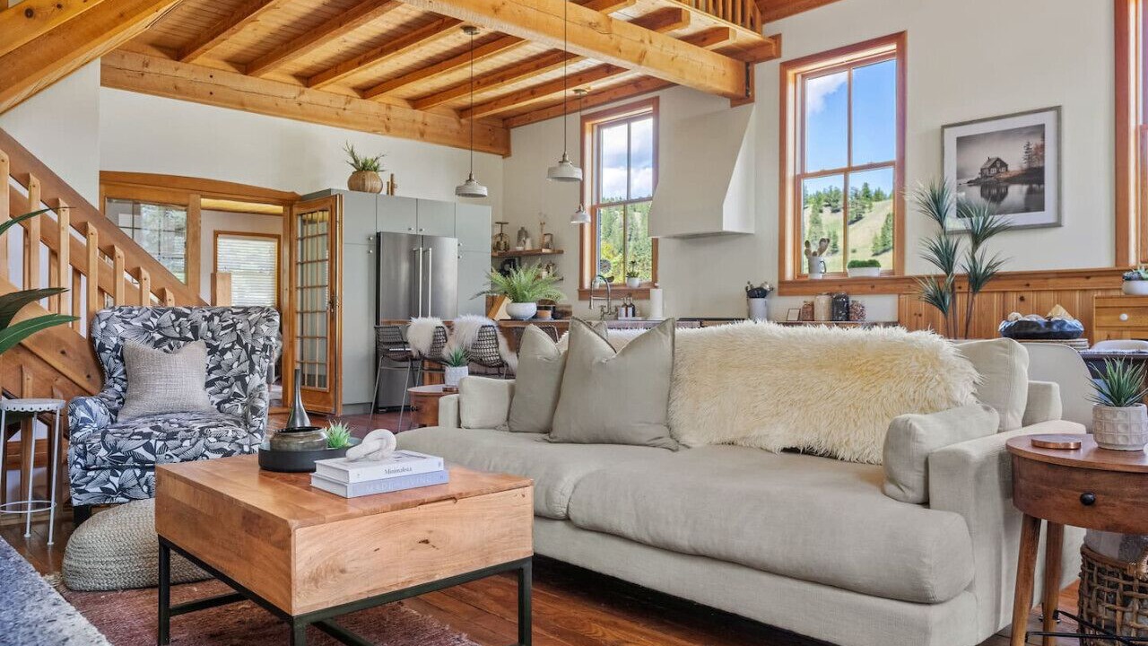 Photo of Livingroom in Radium Hot Springs