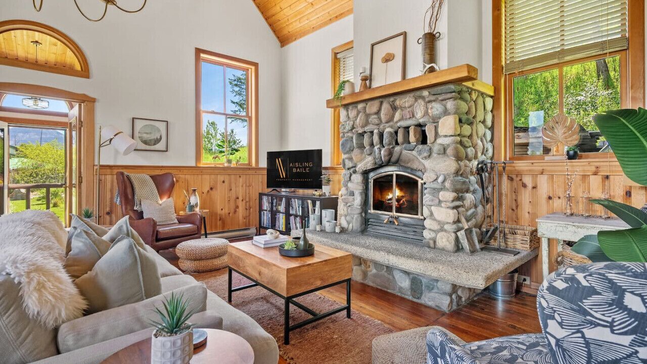 Photo of Livingroom in Radium Hot Springs