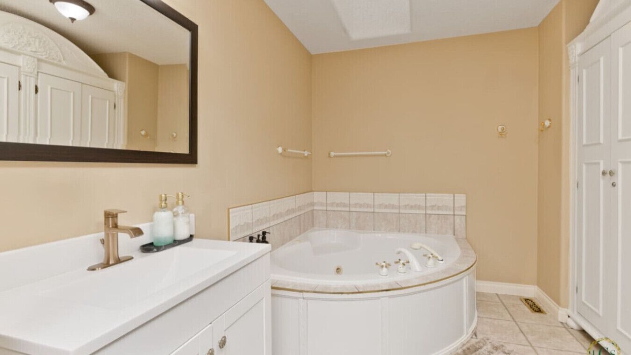 Photo of Bathroom in Arbour Lake