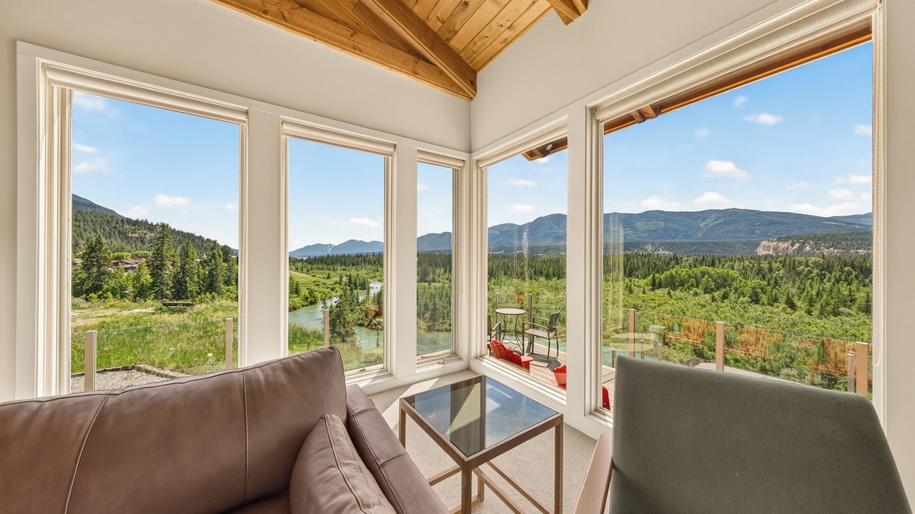Photo of Livingroom in East Kootenay