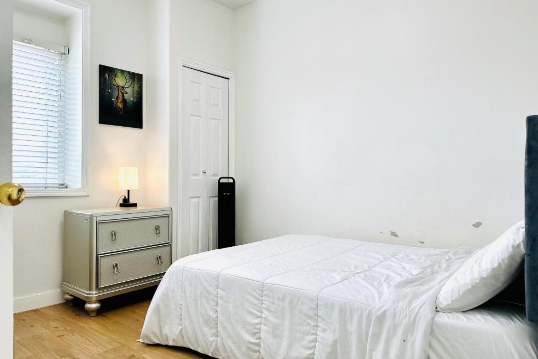 Photo of Bedroom in Renfrew-Collingwood