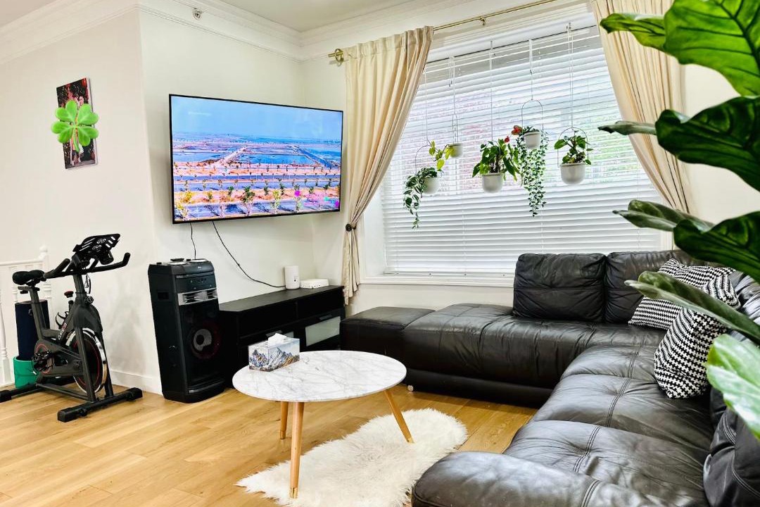 Photo of Livingroom in Renfrew-Collingwood