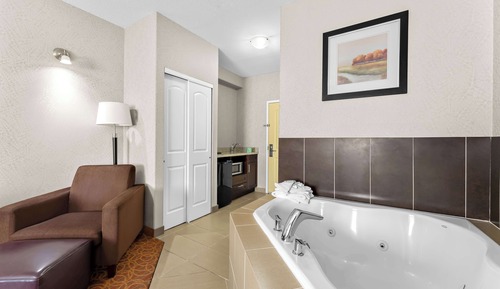 Standard Room, 1 King Bed, Non Smoking, Jetted Tub