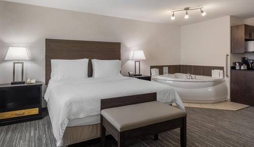 Suite, 1 King Bed, Non Smoking, Hot Tub (Dining Table)