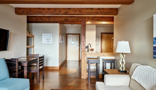 Apartment (Great Location in Waterfront Building)