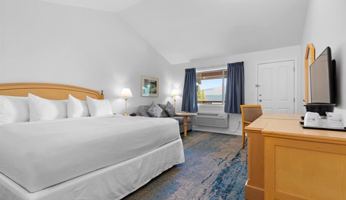 Standard Room, 1 King Bed, Balcony, Lake View