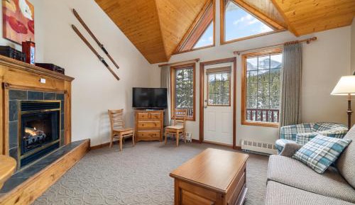One-Bedroom Suite with Mountain View