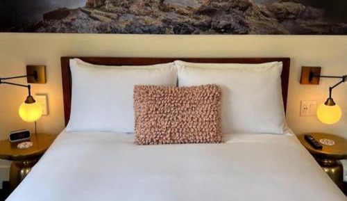 Queen Room with Balcony - Mt. Gardner
