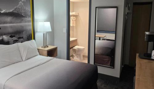 Deluxe Queen Room with Balcony - Non-Smoking