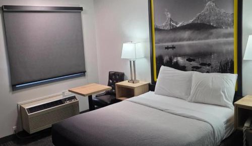 Queen Room with Bathtub with Grab Bars - Mobility Accessible/Non-Smoking