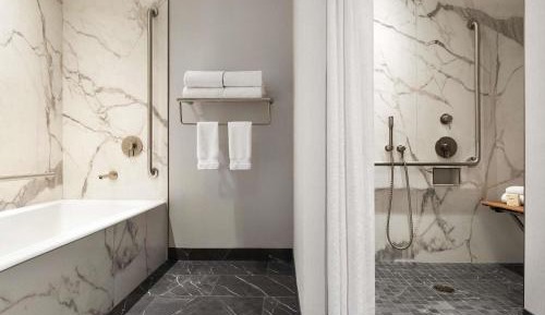 Deluxe King Room with Roll-In Shower - Disabilty Access