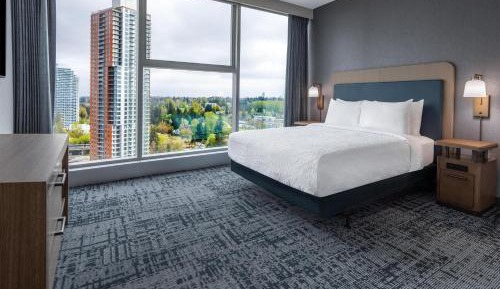 Queen Studio Suite with Roll-in Shower - Accessible