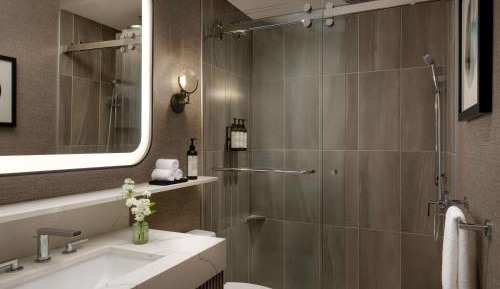 One-Bedroom Queen Suite with Two Queen Beds and Lake View