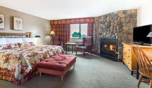 Mountain Lodge Studio King Suite - Non-Smoking