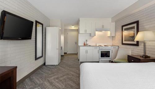 Queen Room with Kitchenette - Non-Smoking