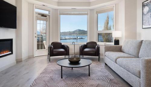 Two-Bedroom Residence with Lake View and Whirlpool