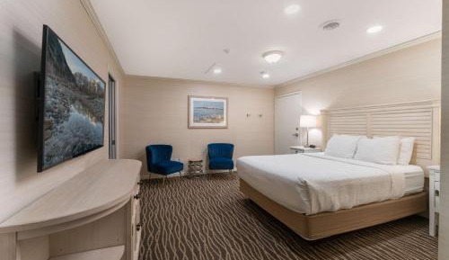 Queen Room with Wet Bar - Non-Smoking