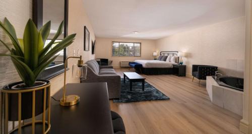 King Suite with Sofa Bed, Spa Bath and Mountain View - Higher Floor/Non-Smoking