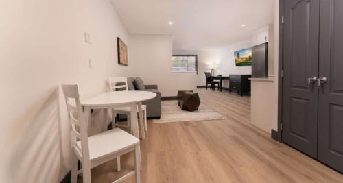 King Suite with Sofa Bed, Full Kitchen, Sitting Area and Shower - Non-Smoking