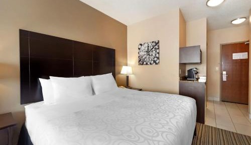 King Suite with Sofa Bed and Kitchenette