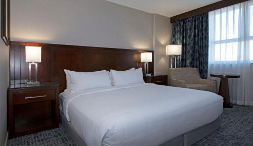 King Room with Roll-in Shower - Mobility and Hearing Accessible/Non-Smoking