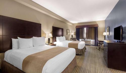 Queen Room with Two Queen Beds and Dining Area