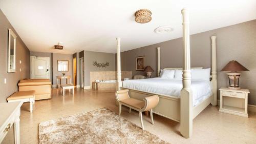 King Suite with Four Poster Bed and Jetted Tub